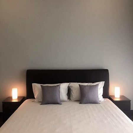 Banyan Tree Kuala Lumpur Hotel Exterior photo A bed with a headboard