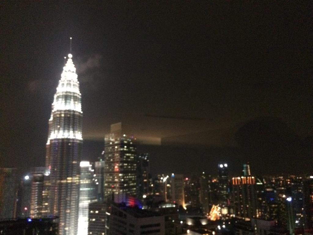 Banyan Tree Kuala Lumpur Hotel Exterior photo Petronas Twin Towers at night